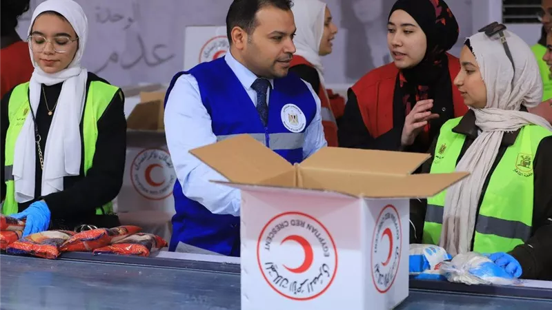53طالبا بجامعة القاهرة يشاركون الهلال الأحمر في إعداد قافلة زاد العزة لغزة