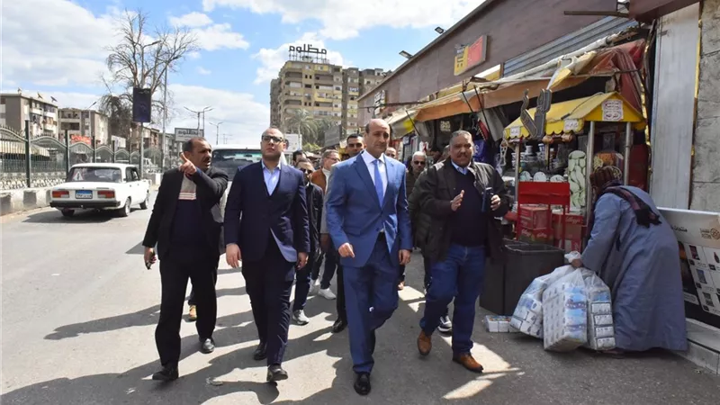 محافظ أسيوط يتفقد موقفي عبد اللاه والأزهر لبحث حلول للاختناقات المرورية