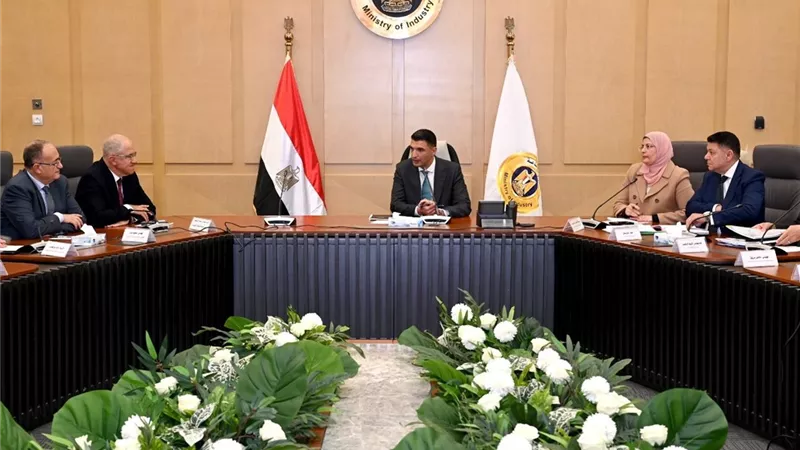 وزير الصناعة يبحث مع اتحاد الصناعات تعزيز التمويل وحل تحديات المصانع