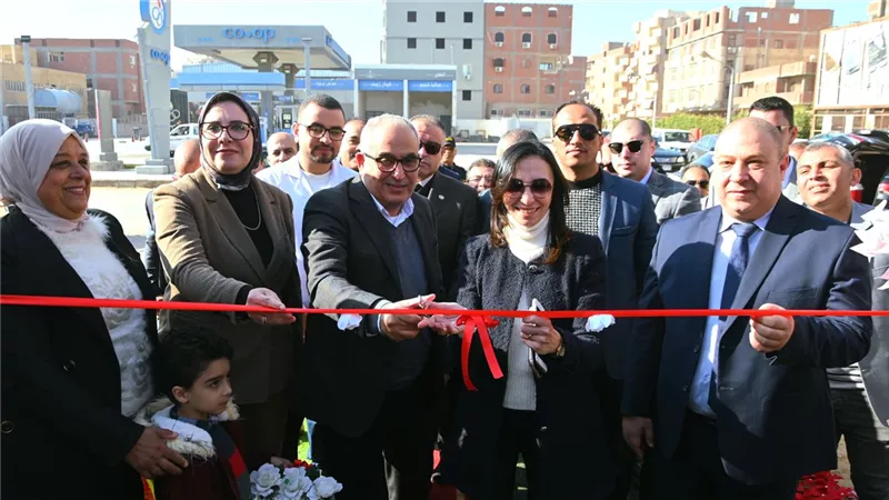 محافظ البحيرة ورئيس هيئة التأمين الصحي يفتتحان مبنى عيادة بدر الشاملة