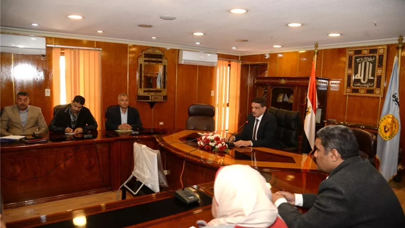 سكرتير عام أسيوط يعقد اجتماعا لمتابعة الأراضي المستردة لمنع عودة التعديات
