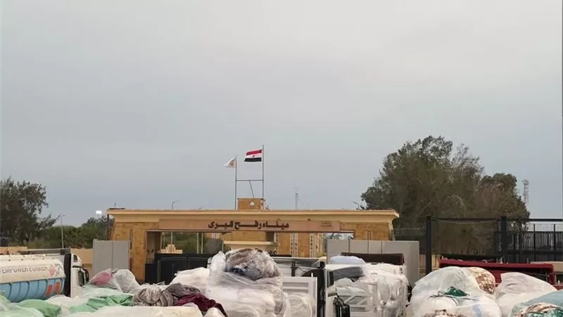 «زاد العزة» تتواصل.. الهلال الأحمر المصري يدفع بالقافلة 148 لغزة