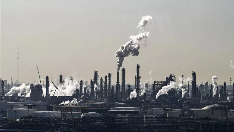 العراق يخسر 3 ملايين برميل نفط يوميًا بسبب تعطل مضيق هرمز