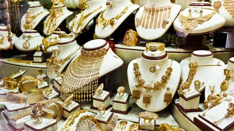 الذهب يفقد 100 جنيه في منتصف التعاملات اليوم.. عيار 21 بـ7350 جنيها