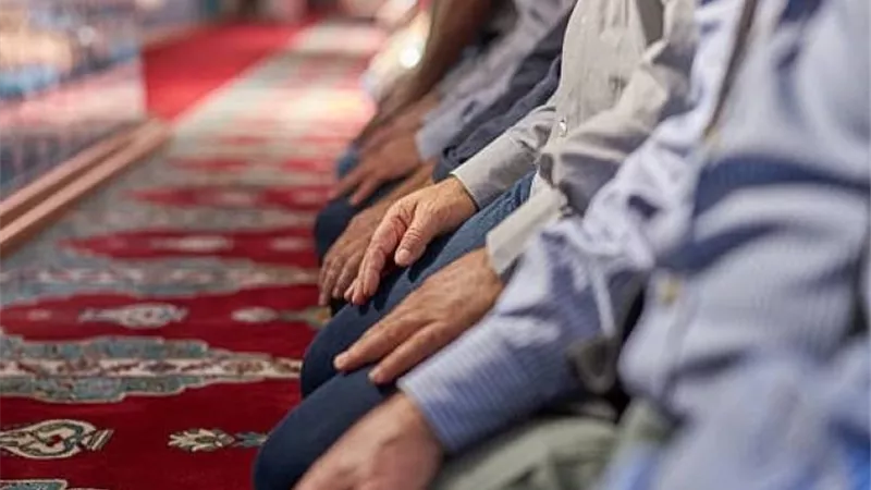 ما حكم قول المصلي لمن يجاوره 