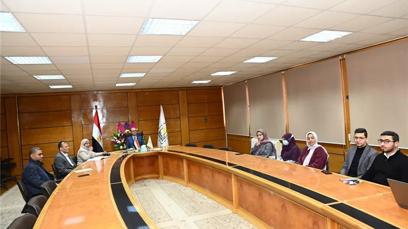 رئيس جامعة أسيوط يتابع تنفيذ برنامج ميكنة شئون الطلاب بكلية الحاسبات 