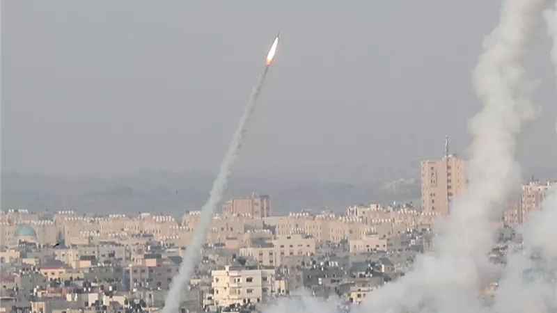 إصابة 7 إسرائيليين جراء سقوط صواريخ في تل أبيب و