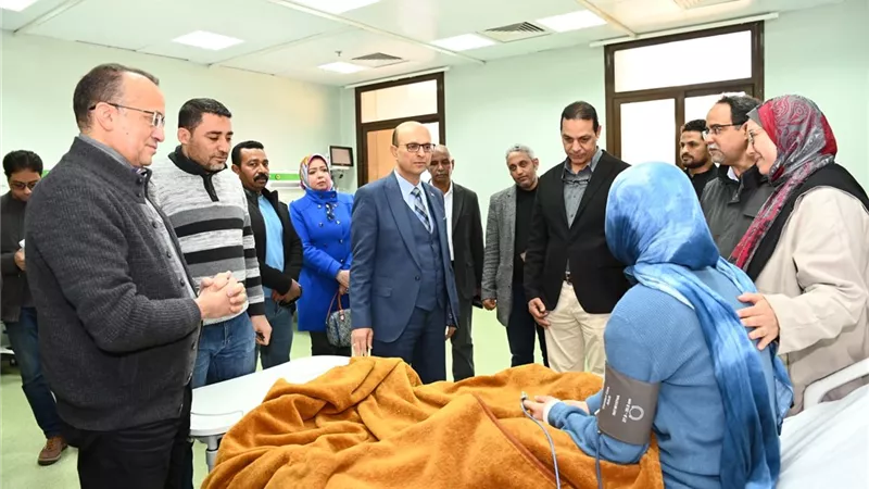 رئيس جامعة أسيوط  يطمئن على الطالبات المصابات في حادث انقلاب سيارة أمس