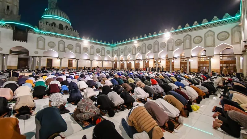 ماذا أقول عند القيام من السجود في الصلاة؟.. أمين الفتوى يجيب