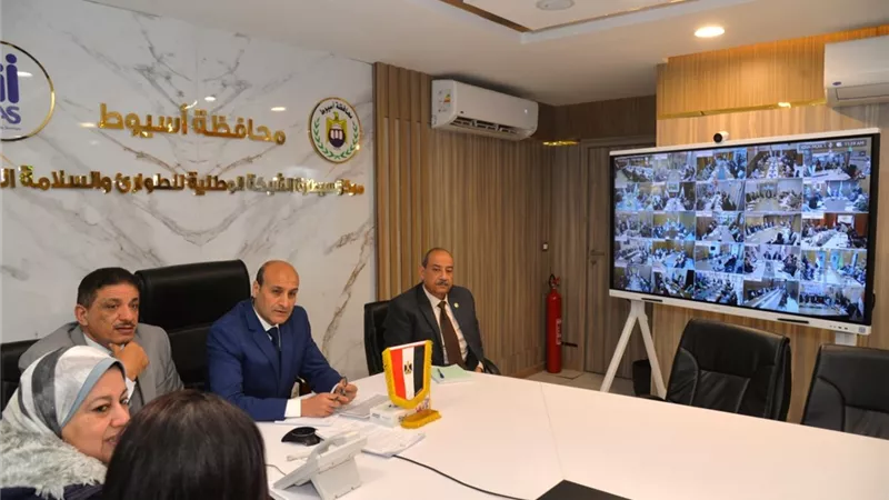 محافظ أسيوط يشارك اجتماع مع وزيرة التنمية المحلية لمتابعة تقنين الأراضي 