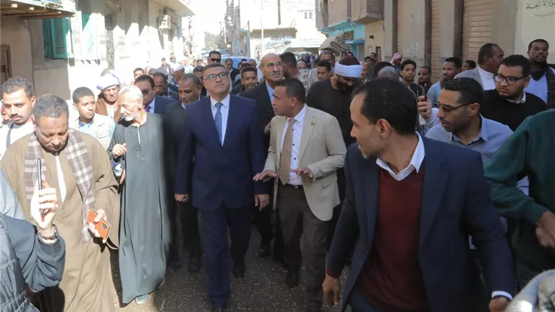 سيرًا على الأقدام.. محافظ قنا يستمع لمطالب المواطنين بـ«البارود»