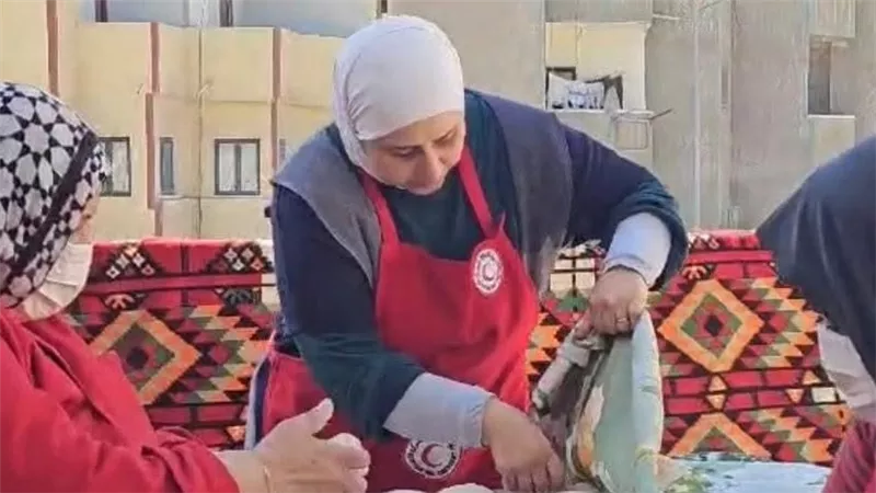 من القاهرة للعريش.. شيفات «المطبخ الإنساني» يبدعن في طهي طعام الإفطار 