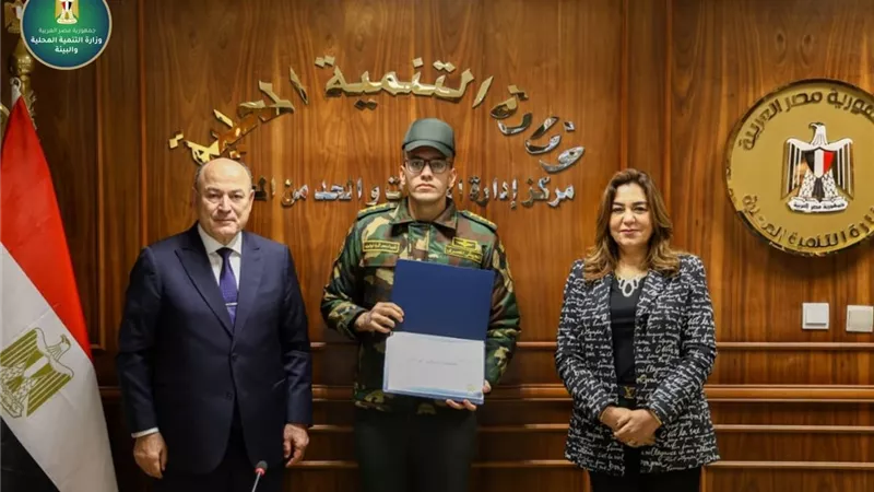 منال عوض وأسامة عسكر يكرمان فريق استرداد وتقنين أراضي الدولة 