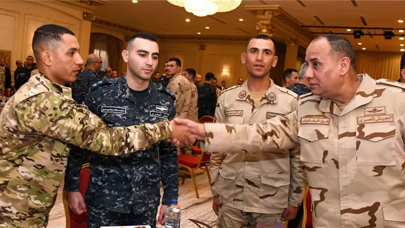 وزير الدفاع يشارك مقاتلي البحرية والمنطقة الشمالية وجبة الإفطار| فيديو