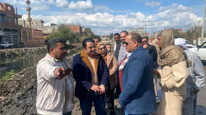 محافظ الدقهلية يوجّه بتطهير ترعة الساحل الوسطى ورفع تراكمات القمامة 