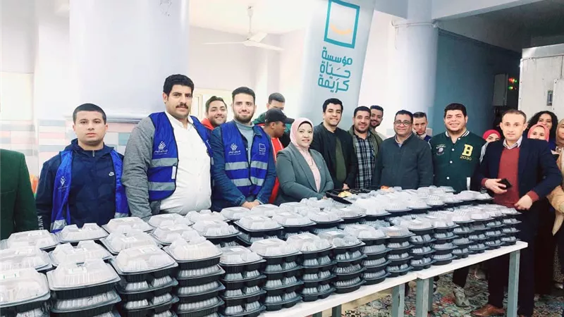مطبخ حياة كريمة يمد موائد الرحمة يوميًا للأسر الأولى بالرعاية ببني سويف