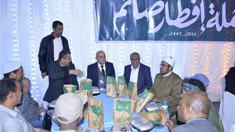 محافظ الأقصر يشارك عمال النظافة إفطارهم الجماعي بساحة سيدي أبو الحجاج