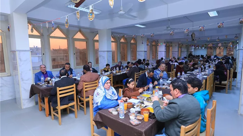 رئيس جامعة كفر الشيخ يشارك أسرة الجهاز الإداري حفل الإفطار الجماعي 