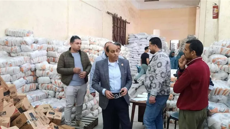 وكيل تموين القليوبية يتفقد فرع جملة بنها في زيارة مفاجئة