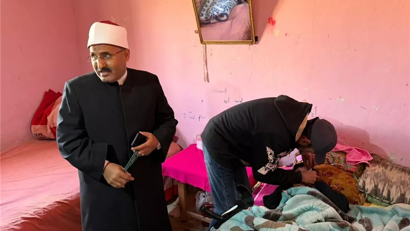 رئيس منطقة الإسماعيلية الأزهرية يطمئن على الطالب أحمد سيف بعد تعرضه لحادث
