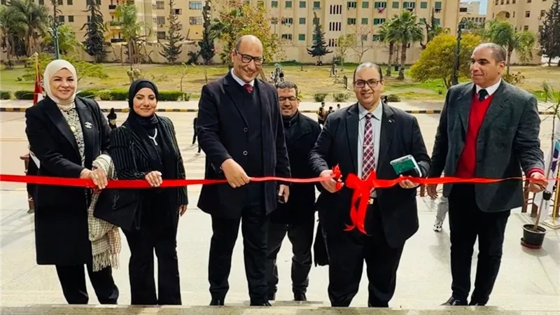 رئيس جامعة كفر الشيخ يفتتح معرض الفنون والهاند ميد