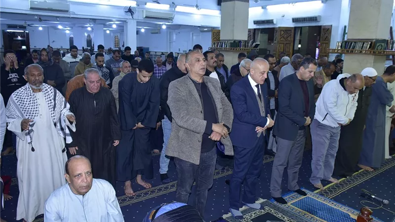 محافظ الأقصر يؤدي صلاة التراويح بمسجد صلاح الدين