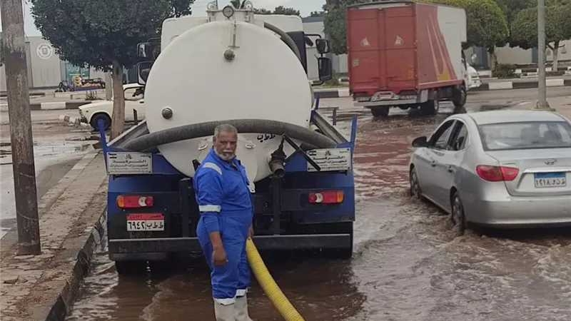 تحرك فوري لشفط تجمعات المياه بشارع هدى شعراوي بالإسماعيلية 
