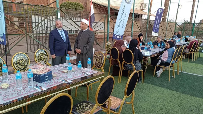 مدير أوقاف دمياط يشارك الصائمين الإفطار على مائدة الخير بالزرقا
