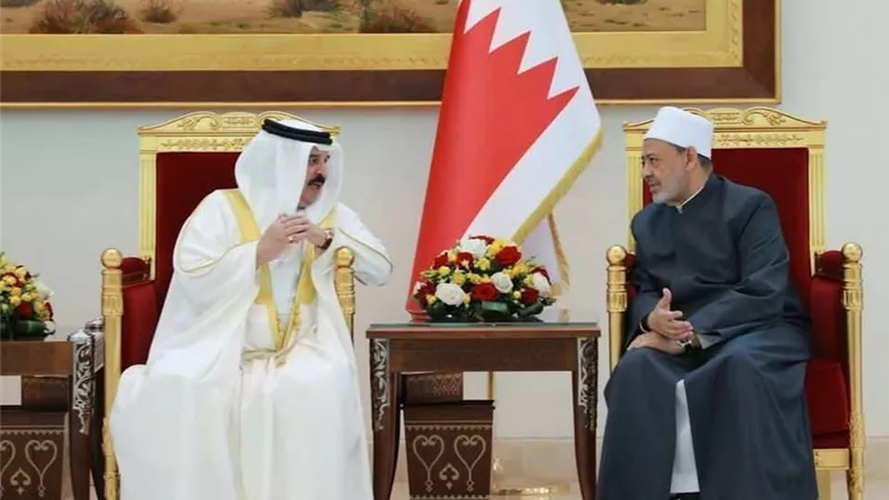 الإمام الأكبر يُجري اتصالًا هاتفيًا مع ملك البحرين تأكيدًا لتضامن الأزهر