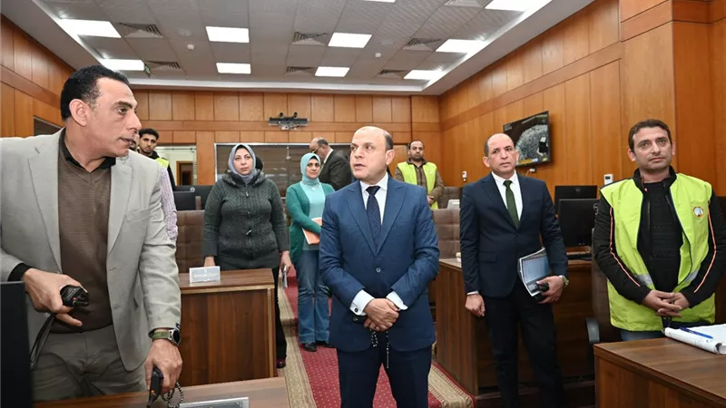 محافظ الغربية يتابع من مركز سيطرة الشبكة الوطنية أكبر حملة لإزالة القمامة