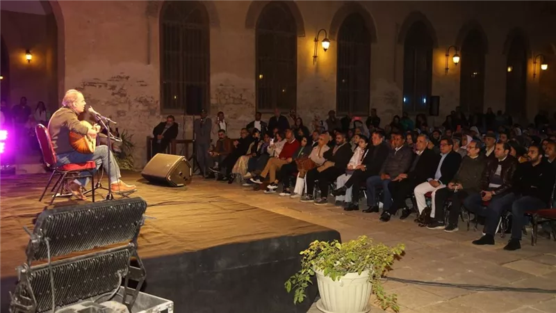 حضور جماهيري لافت في أمسية وجيه عزيز بقصر الأمير طاز ضمن ليالي رمضان