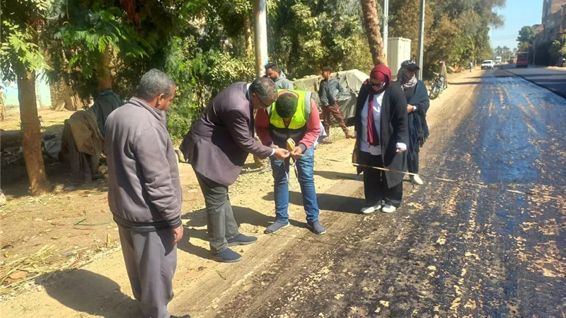 بطول 4350 مترا.. محافظ قنا: رصف طريق الكراتية الجعافرة بقوص بأعلى جودة 