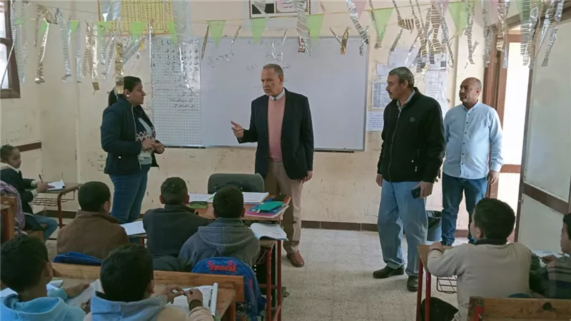 مدير تعليم أسيوط يتابع تطبيق البرامج العلاجية والانضباط  فى مدارس شطب