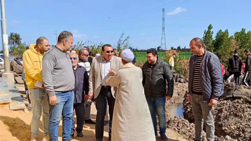 رئيس مدينة كفر الدوار يتابع تركيب خط مياه بقرية بولين.. ويلتقي المواطنين
