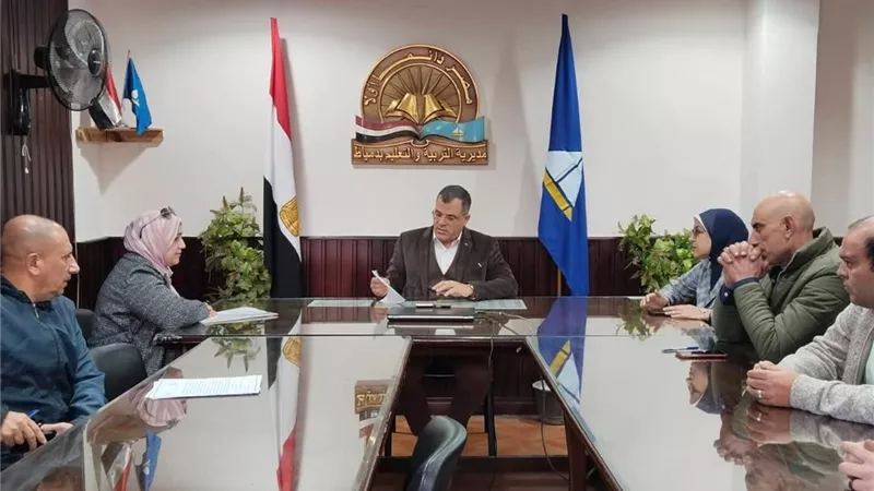 وكيل تعليم دمياط يلتقي بالمعلمين وأولياء الأمور لبحث مشكلاتهم