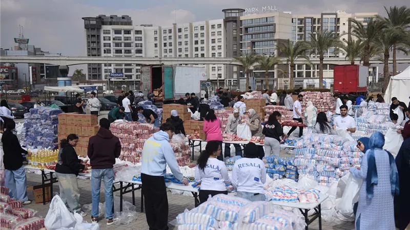 طلاب الجامعة الأمريكية يجهزون 6000 كرتونة مواد غذائية لرمضان