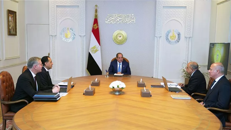 الرئيس السيسي يجتمع برئيس الوزراء ووزيرى الكهرباء والبترول 