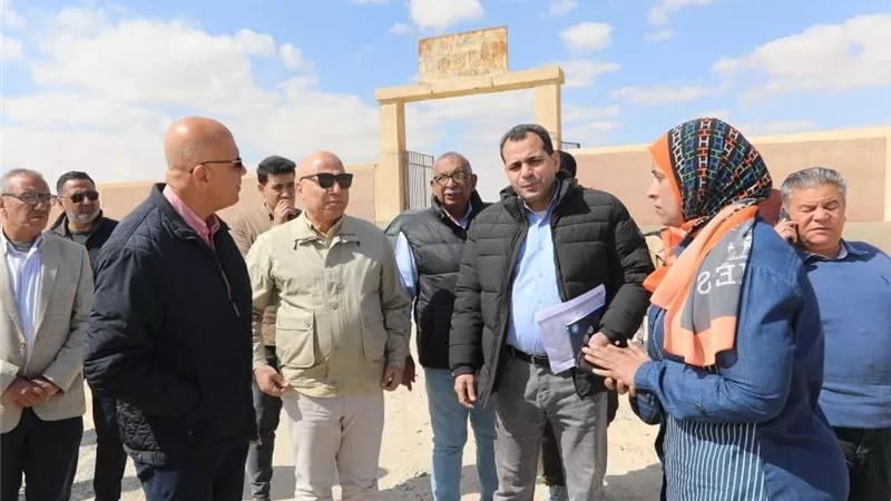 نائب وزيرة الإسكان يتفقد مشروعات الصرف الصحي بالمنيا