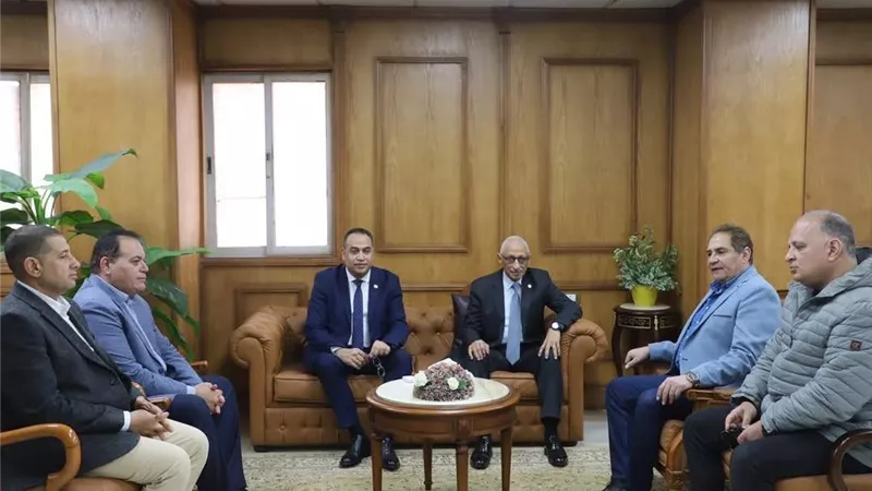 محافظ شمال سيناء يزور جامعة العريش لتهنئة رئيسها الجديد