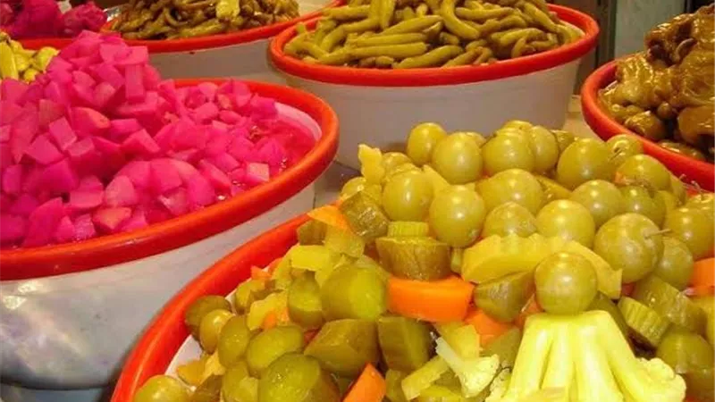 ضبط 3 أطنان مخللات مجهولة المصدر قبل طرحها في الأسواق بالغربية