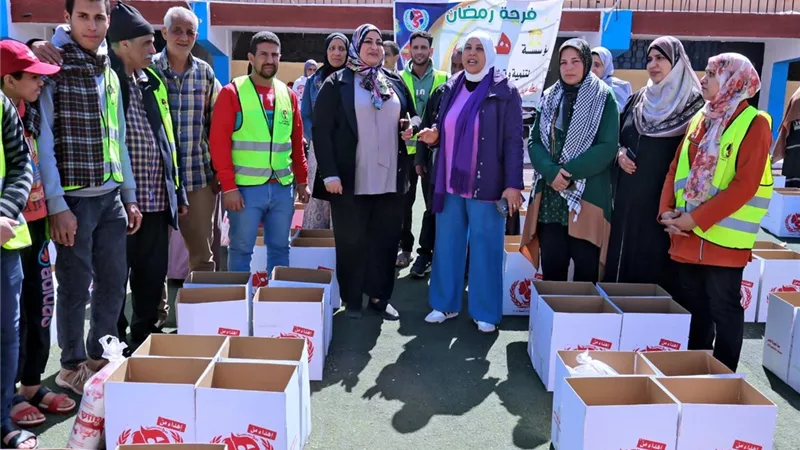 محافظ سوهاج ينيب رئيس المدينة لتوزيع 1500 كرتونة مواد غذائية للأسرة الأولي