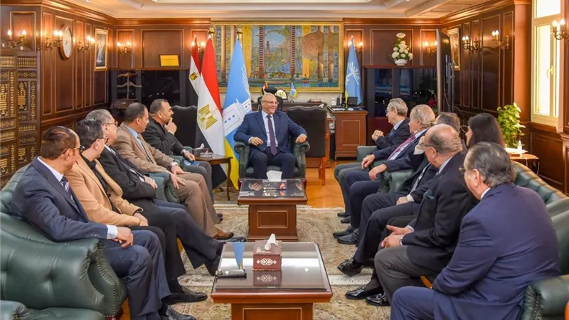 محافظ الإسكندرية يستقبل أعضاء مجلس إدارة جمعية رجال الأعمال لدفع الاستثمار