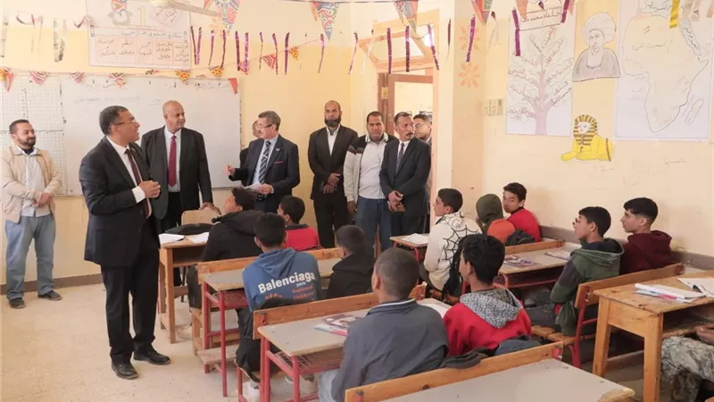 مدير تعليم الوادى يطمئن على نسب الغياب وتطبيق لائحة الإنضباط المدرسى