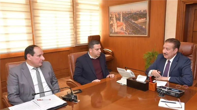 محافظ بورسعيد يناقش مقترح إنشاء كوبري عائم آخر لربط بورسعيد ببورفؤاد