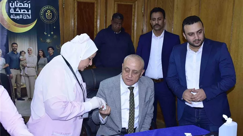 محافظ الأقصر يتفقد قافلة «رمضان بصحة لكل العيلة» بديوان عام المحافظة