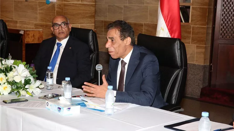 مساعد وزير الخارجية للشئون القنصلية يناقش مع السفراء وضع المصريين بالخليج