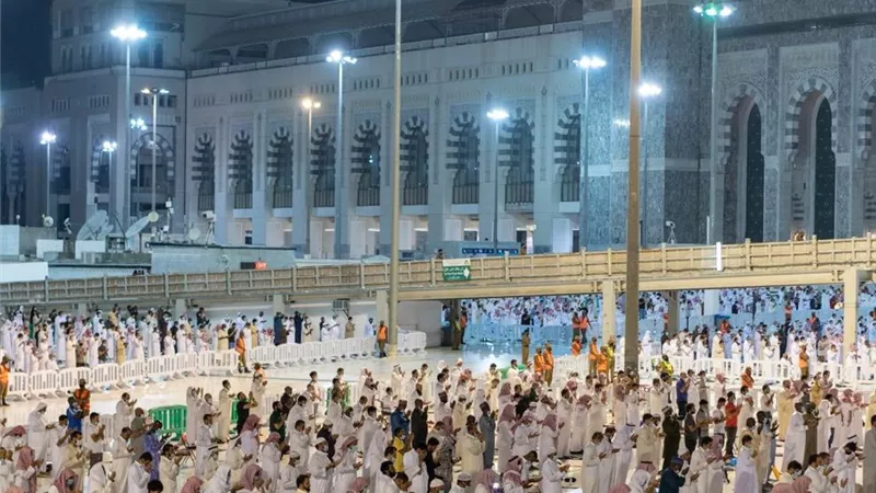 بث مباشر| نقل شعائر صلاتي العشاء والتراويح من الحرمين الشريفين