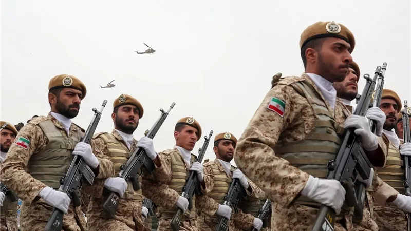 إيران تقصف القواعد الأمريكية في الكويت والبحرين ومواقع في إسرائيل