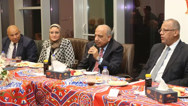 وزير الكهرباء يشارك العاملين بالمركز القومي للتحكم إفطارهم الرمضاني 
