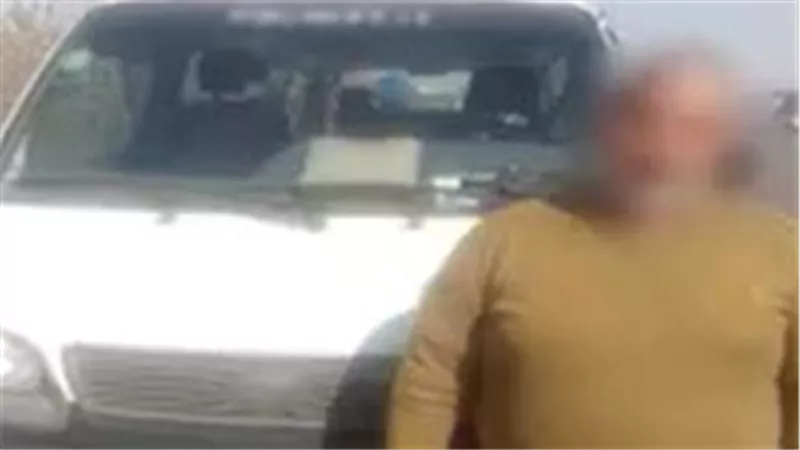 ضبط سائق ميكروباص لقيادته سيارته أعلى رصيف المشاة